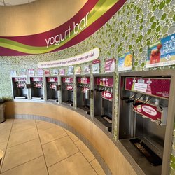 Menchie's Frozen Yogurt - Serving area