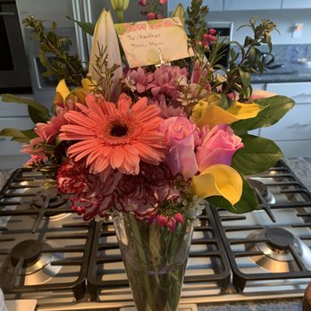 Casa Blanca Flowers - Bouquet was so big I had to separate it into 2 vases! - Florists Near Me - Spring Valley, California