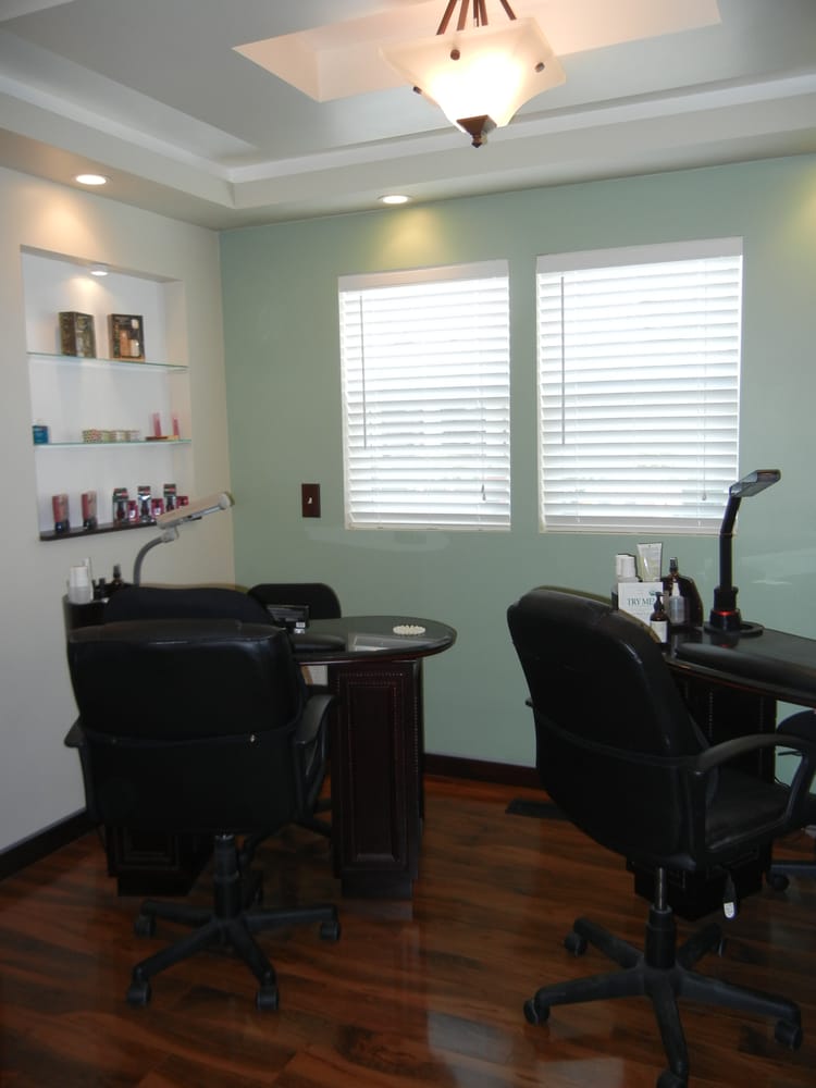 Belleza Day Spa & Hair Salon Logo