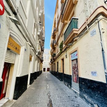 Puerto de la Bahía de Cádiz - Alley in old town - Landmarks & Historical Buildings Near Me - Cádiz, California