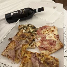 Carbonara, mushroom and prosciutto cotto slices. All yummy!!!