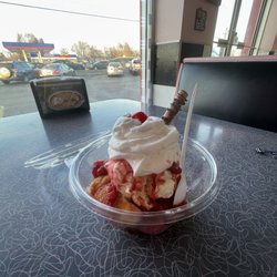 Olando's Pizza Round Lake - Strawberry Shortcake Sundae