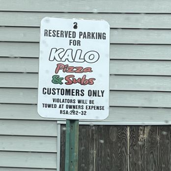 Kalo Pizza & Subs - Parking sign behind building - Pizza Near Me - Nashua, New Hampshire