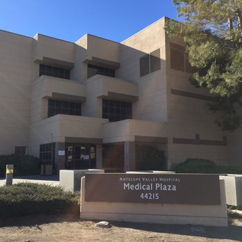 Kling Richard W MD - Primary entrance to the Antelope Valley Medical Plaza. - Family Practice Near Me - Lancaster, California
