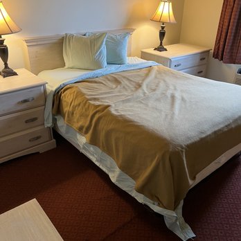Villa Roma Resort - No bedsheet and a blanket that's probably 10 years old - Venues & Event Spaces Near Me - Callicoon, New York Villa Roma Resort - No bedsheet and a blanket that's probably 10 years old - Venues & Event Spaces Near Me - Callicoon, New York