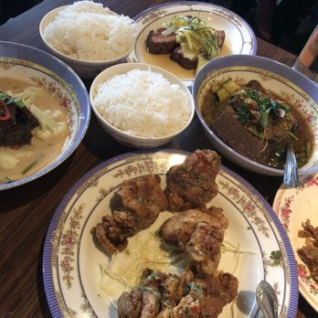 Eem - Clockwise from top: pork belly, spicy jungle curry, fried chicken, and white curry - Cocktail Bars Near Me - Portland, Oregon