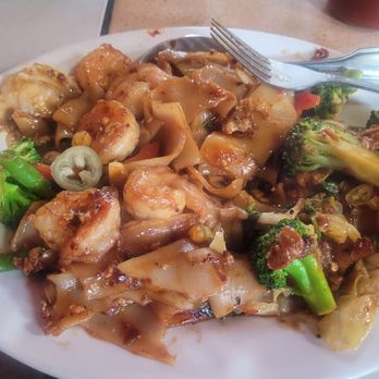 Chao Thai Cuisine - Delicious shrimp Pad Kee Mao - Thai Near Me - Oakland, California