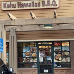 Kahu Hawaiian BBQ - Comfy and Cozy Outside
