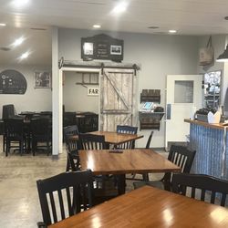 The Farmhouse Cafe - Tables & boothes