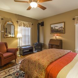 Raritan Inn At Middle Valley - The Hunterdon Room has a queen bed and spa shower