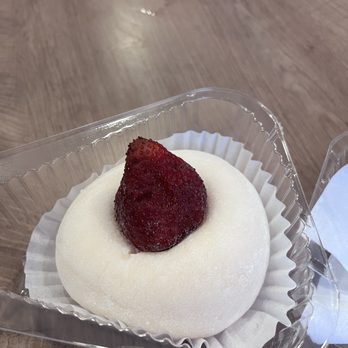 Mama Dessert - Strawberry Mochi / 草莓大福 - Desserts Near Me - Calgary, Alberta Mama Dessert - Strawberry Mochi / 草莓大福 - Desserts Near Me - Calgary, Alberta