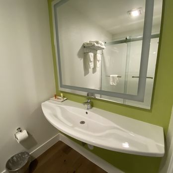 Foothills Motel - Nice new bathroom. - Hotels Near Me - Auburn, California