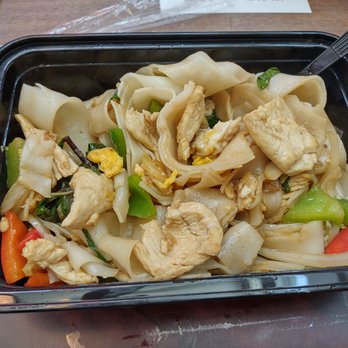 Elephant Thai Restaurant - Drunken Noodle with Chicken - Thai Near Me - Rancho Cucamonga, California Elephant Thai Restaurant - Drunken Noodle with Chicken - Thai Near Me - Rancho Cucamonga, California