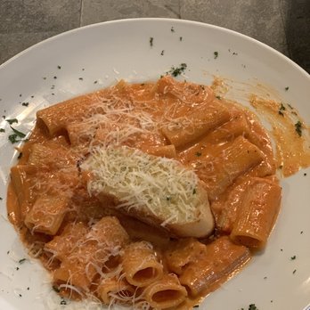 Bellini’s Eatery - Rigatoni alla vodka - Pizza Near Me - Tequesta, Florida