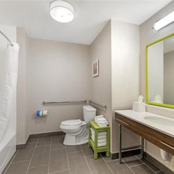 Hampton Inn Junction City - Guest room bath