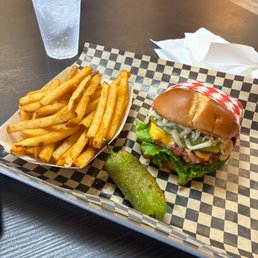 That pepper was cooked to perfectoin but a bit hot for this gringo. I removed the seeds and it was delisious. The burger was not spicy. Real That pepper was cooked to perfectoin but a bit hot for this gringo. I removed the seeds and it was delisious. The burger was not spicy. Real