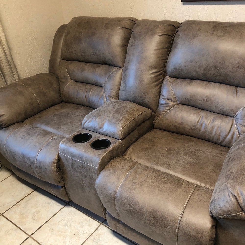This council doesn't recline on one side and is difficult to reset. This council doesn't recline on one side and is difficult to reset.