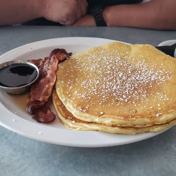 The 5 Spot - Buttermilk pancakes (no add ons) with bacon and syrup (corn syrup or real maple?) - American Near Me - Savannah, Georgia