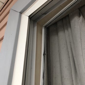 Great Lakes Inn - Broken window screen - Bed & Breakfast Near Me - Mackinaw City, Michigan