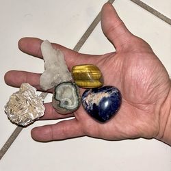 Jewelry and Mineral of Las Vegas - Mineral, crystal, stones and a geode