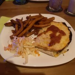 El Paso - Pulled Pork Enchilada mit Süßkartoffel-Pommes. Das Pulled Pork hatte noch nicht mal etwas BBQ-Soße drauf.