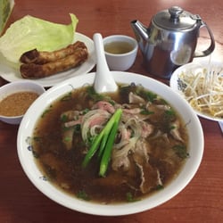 Halong Bay Vietnamese Kitchen - Authentic vietnamese food, the beef on the pho noodle was really tender. Spring rolls was nicely cooked as well