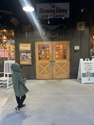 Cracker Barrel Old Country Store by null