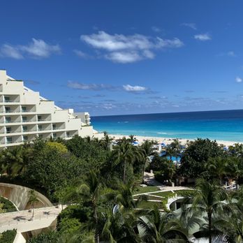 Live Aqua Resort - Courtyard - Resorts Near Me - Cancún, ROO