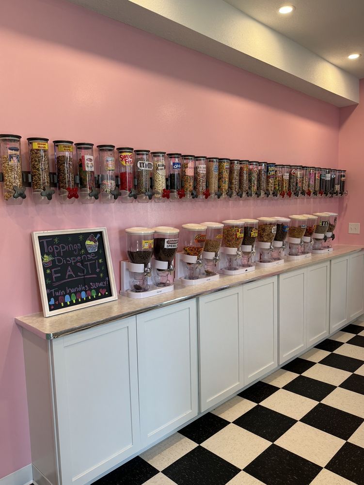 Pentwater Froyo Logo