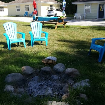 Blue Door Cottages - Communal fire pit area. - Vacation Rentals Near Me - Monticello, Indiana