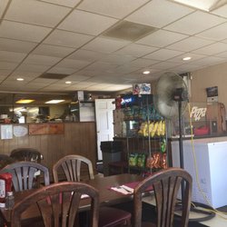 Lucisano's Pizza - Luciano's Pizza dining room