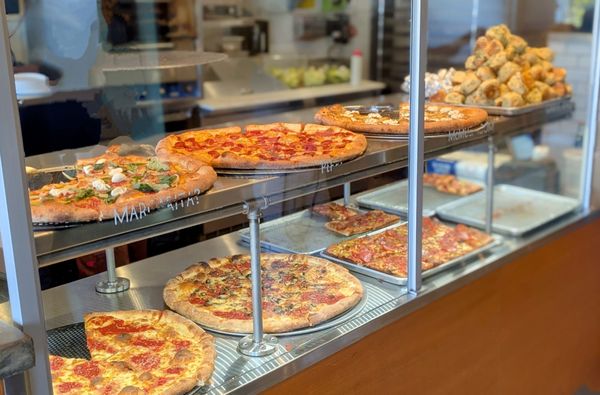 Raymond’s Pizzeria by null