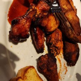 Chicken wings, garlic toast, baked beans