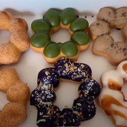 Top row: Cinnamon Sugar, matcha, cookie butter with Oreo. Bottom row: Cinnamon Sugar, ube coconut, peaches n cream.