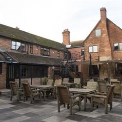 The Crown & Horns - The Courtyard