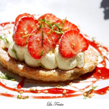 At'able! - Tarte aux fraises au restaurant At'able - French Near Me - Chinon, 37