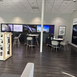 Xfinity Store by Comcast - No one working.