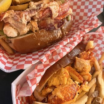 Yankee Lobster - Traditional and warm lobster roll - Seafood Markets Near Me - Boston, Massachusetts