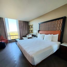 Tower club resort view with a king size bed - Room 9565 on the 15th floor