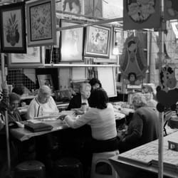 Manualidades en el Bazar de Artesanías de Coyoacán - Al fondo del bazar de artesanías de Coyoacán encontramos una serie de puestos donde se imparten clases de manualidades.