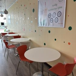 Peachwave Frozen Yogurt - Seating  3/2024