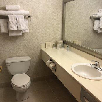 Holiday Inn Express & Suites Lethbridge - Bathroom - room 211 - Hotels Near Me - Lethbridge, Alberta Holiday Inn Express & Suites Lethbridge - Bathroom - room 211 - Hotels Near Me - Lethbridge, Alberta