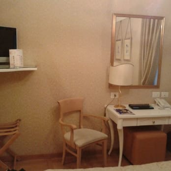 Mercure Milano Centro - tv and desk - Hotels Near Me - Milan, Michigan Mercure Milano Centro - tv and desk - Hotels Near Me - Milan, Michigan
