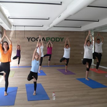 YogaBody - Alumnos felices en YOGABODY Fitness - Yoga Near Me - Barcelona, B