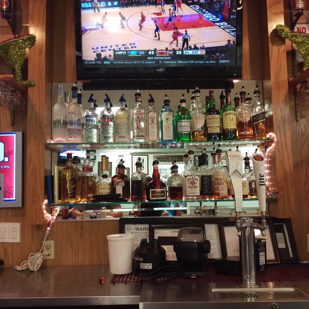 Ramsey's Restaurant - Bar seat with TV - New American Near Me - Victoria, Texas