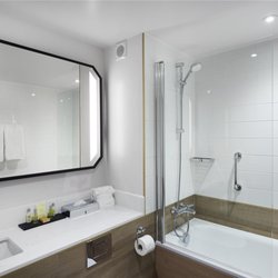 Hilton London Croydon - Guest room bath