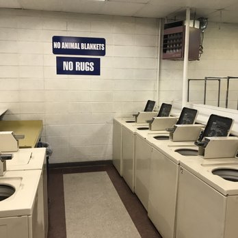 Central Point Laundromat - Older washing maches and clean - Laundromat Near Me - Central Point, Oregon