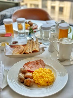 Four Seasons Hotel Toronto by null