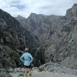 Hike Pyrenees - Unbeatable views at the Cares Gorge.