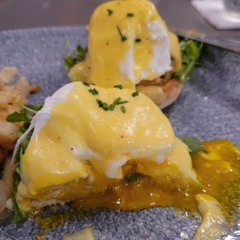 Ale & Compass Restaurant - Crab Cake Eggs Benedict - American Near Me - Orlando, Florida